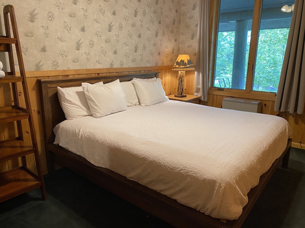 Gunflint Lodge & Outfitters