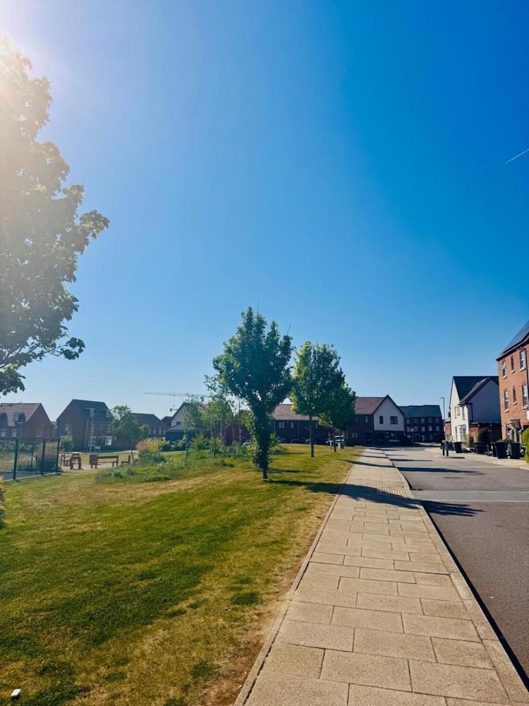 High END Spacious 4 Bed House - Free Parking