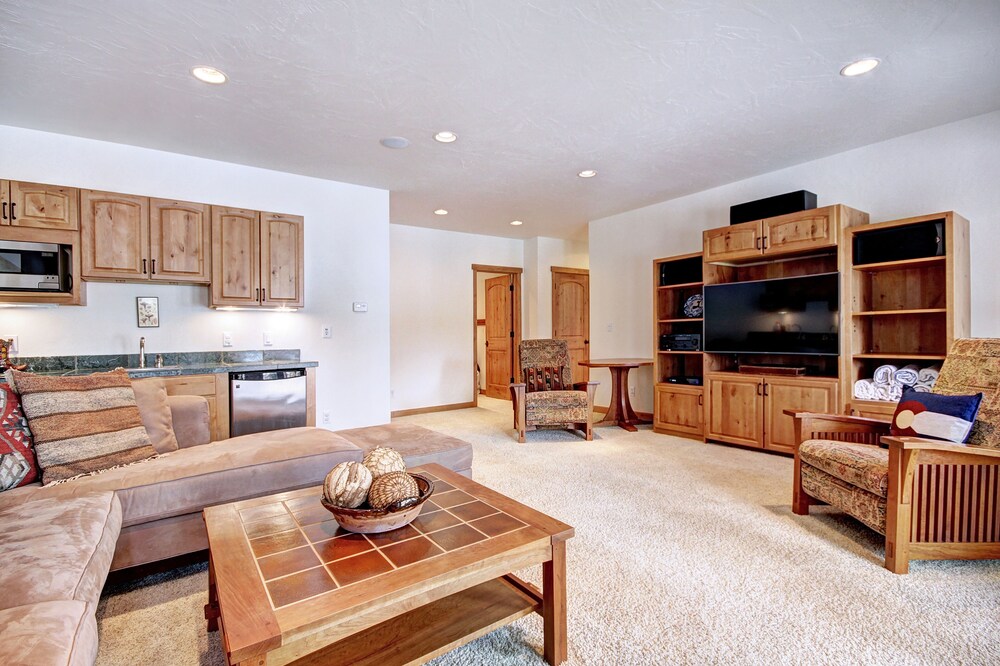 Pine Needle Lodge 5 Bedroom Home by RedAwning