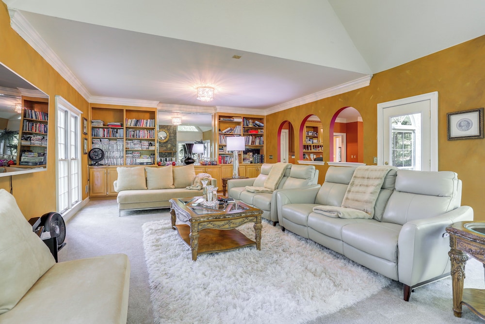3 Mi to Roswell Riverwalk: Spacious Getaway!