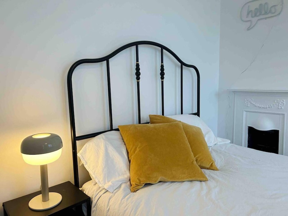 Cool 2 Bed House Hornchurch, Arcade Games, Parking view 2