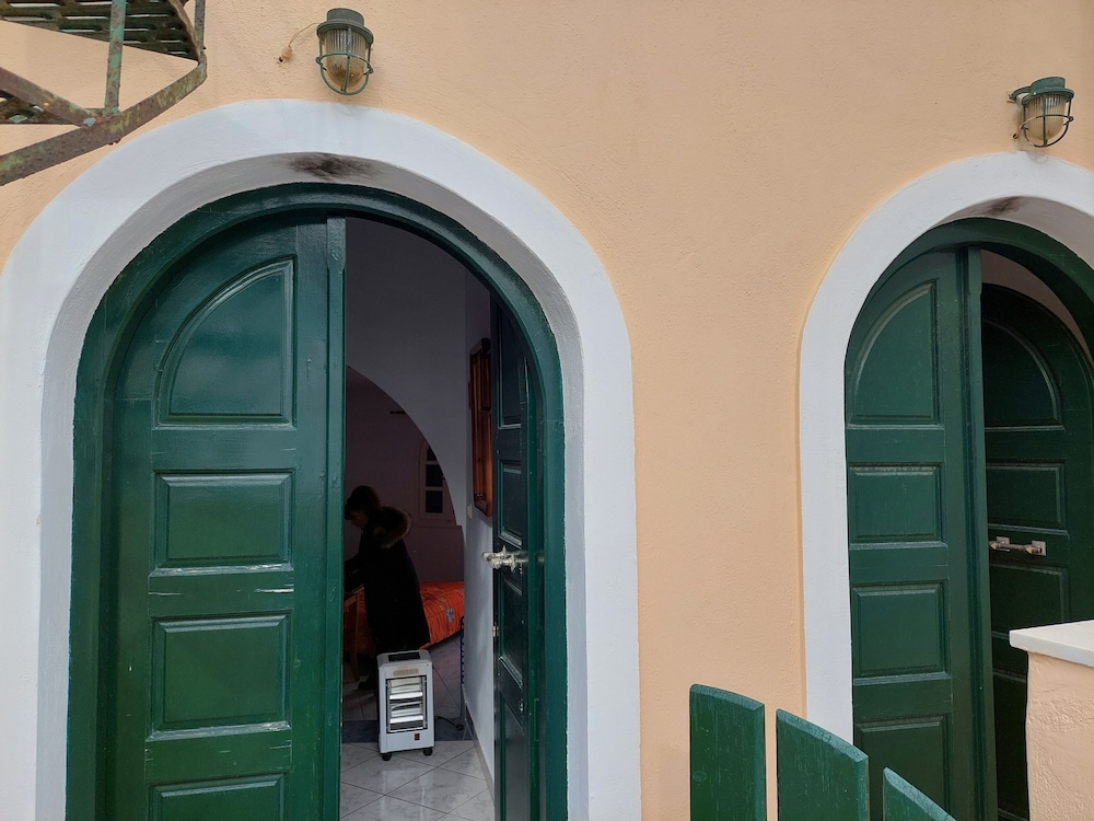 Akrotiri Cosy Studio with Patio and View view 4