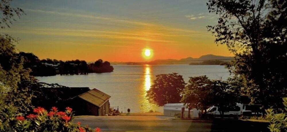 Beautiful Lakeview Chateau With Stunning Views 3 Bedroom Home