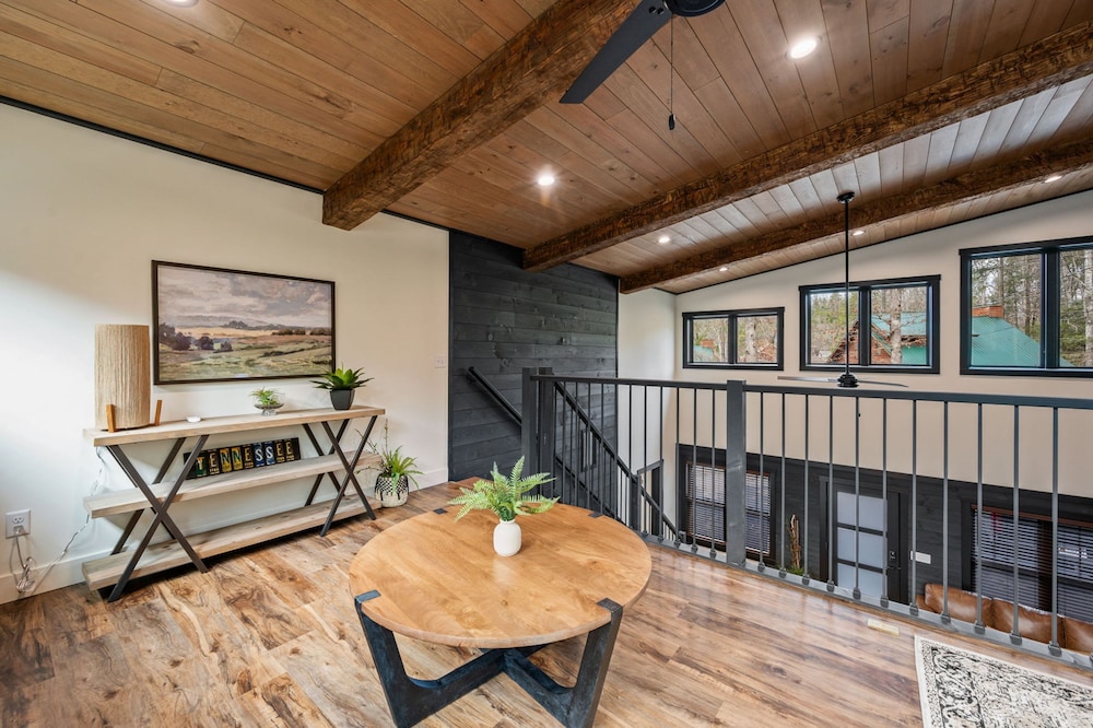 Game Room-hot Tub-10 Mins to Downtown Gatlinburg