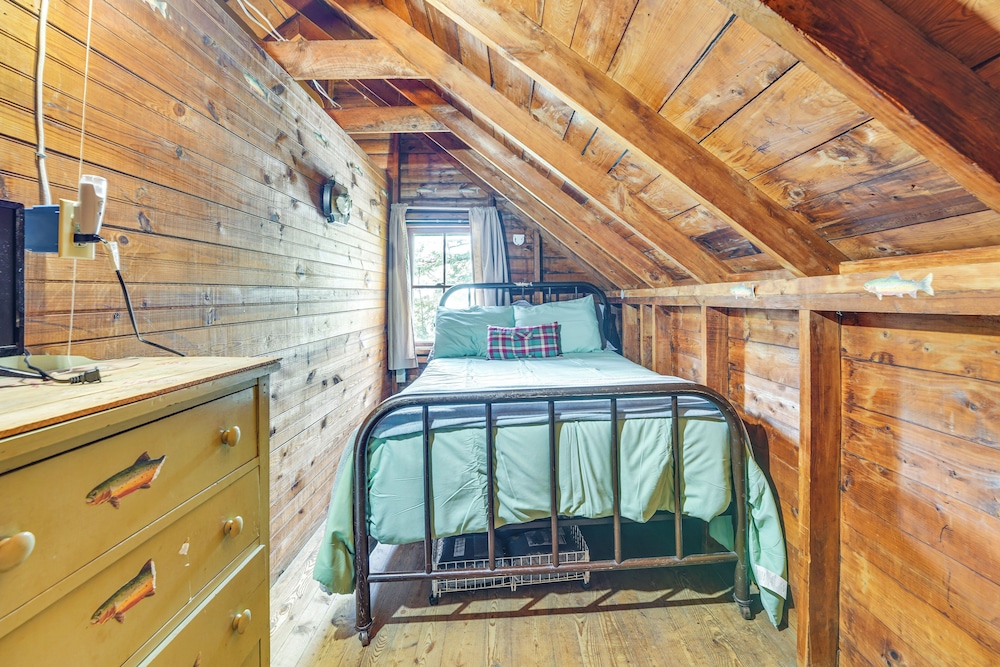 Peaceful Lakefront Maine Cabin w/ Sunset Views