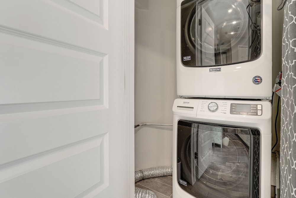2 Mi to Old Town Scottsdale: Sleek Apartment