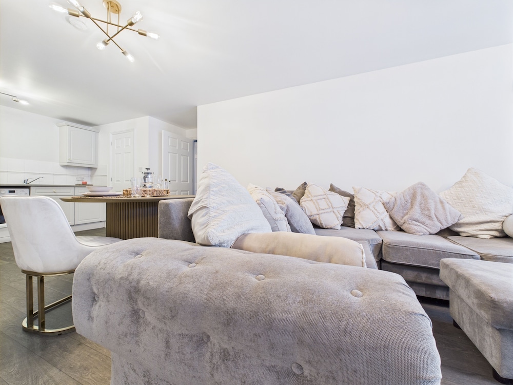 Modern Chaffordhundred Apartment Long Stay Sleeps2