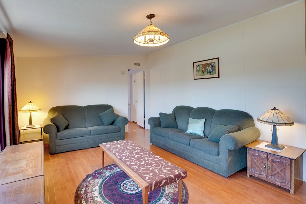 Hot Tub & Screened Patio: Getaway in Montrose!