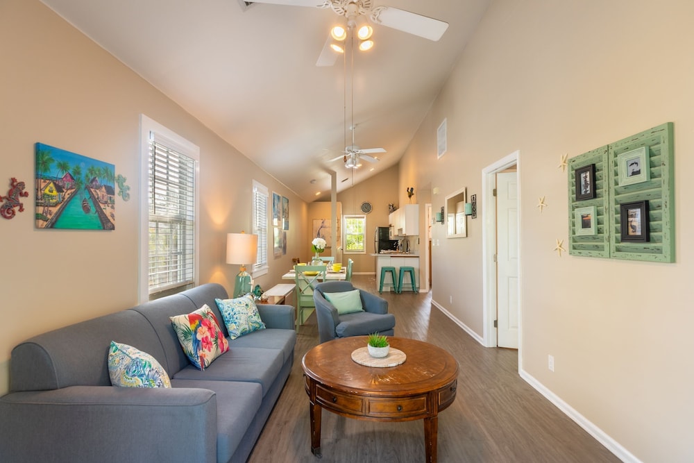 Parrot Perch by Avantstay Old Town Key West w Shared Pool Week Long Stays Only