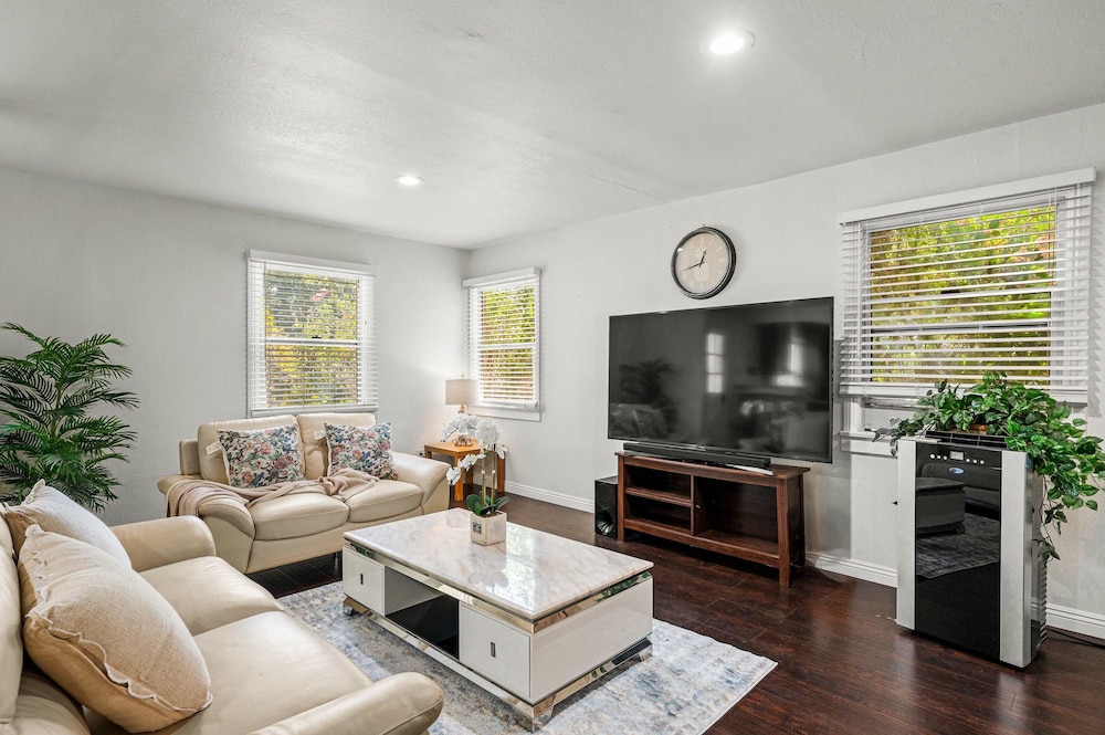 Spacious Retreat w Large Kitchen Outdoor Patio