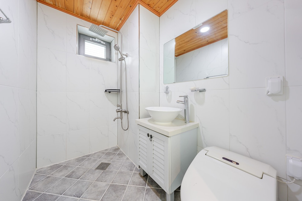 Geoje Pension Kan Pool Villa