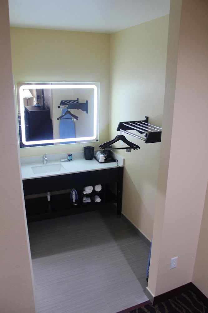 Express Inn & Suites - Bush Airport