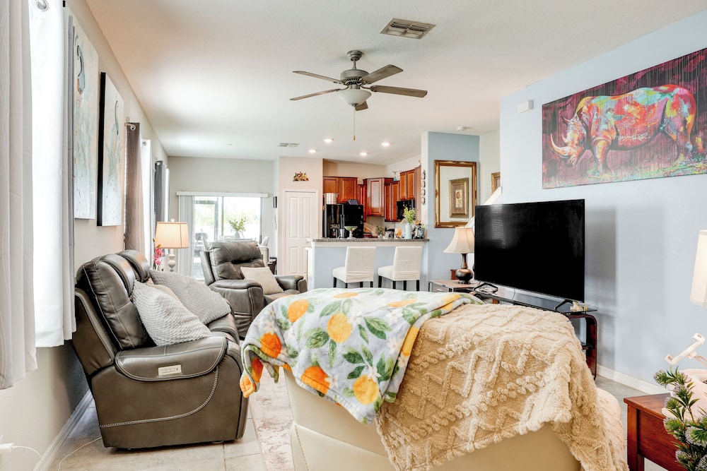 4 Mi to Brandon Exchange: Resort-style Townhome!