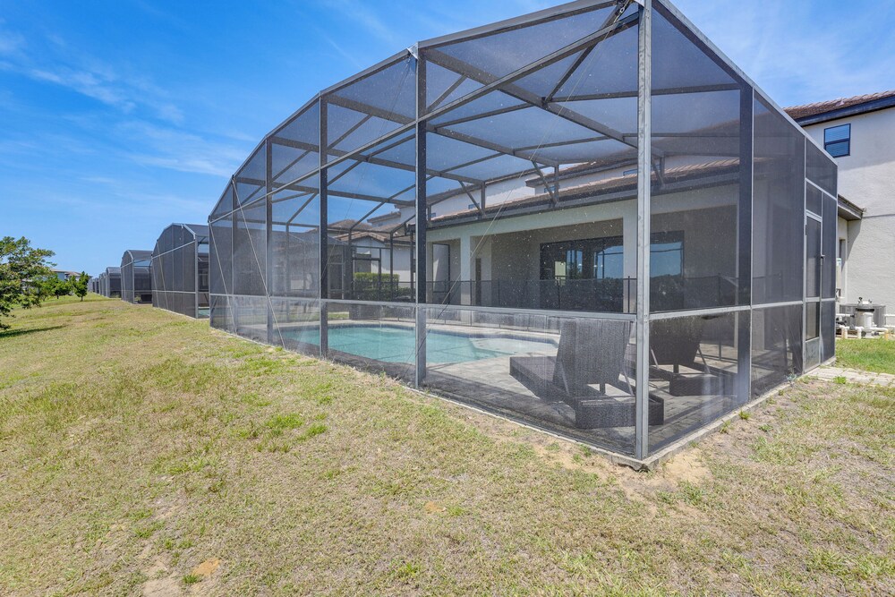 Near Disney & Legoland: Spacious Poolside Oasis!