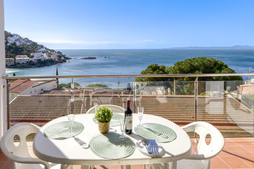 Apartment in Rosas Near Playa de Canyelles