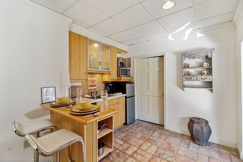 Tranquil Getaway In Gated Community - Free Wifi And Laptop-friendly Workspace 1 Bedroom Condo by Redawning view 4