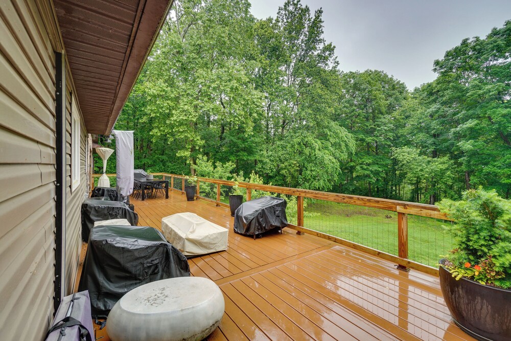 Hot Tub & Theater Room: Getaway in Falling Waters