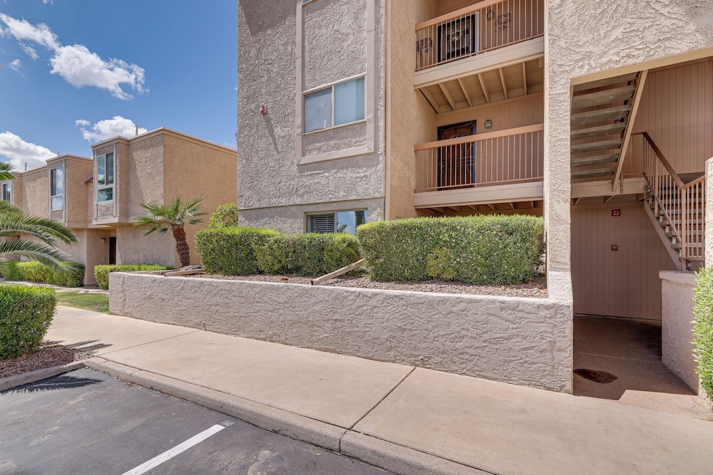 Golf Views & Pool Access: Central Scottsdale Condo