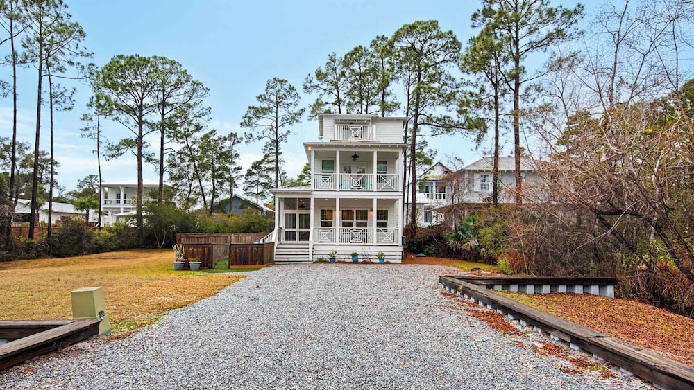 Best of Both Worlds: Pool, Golf Cart, Nearby Attractions & Steps to Beach!