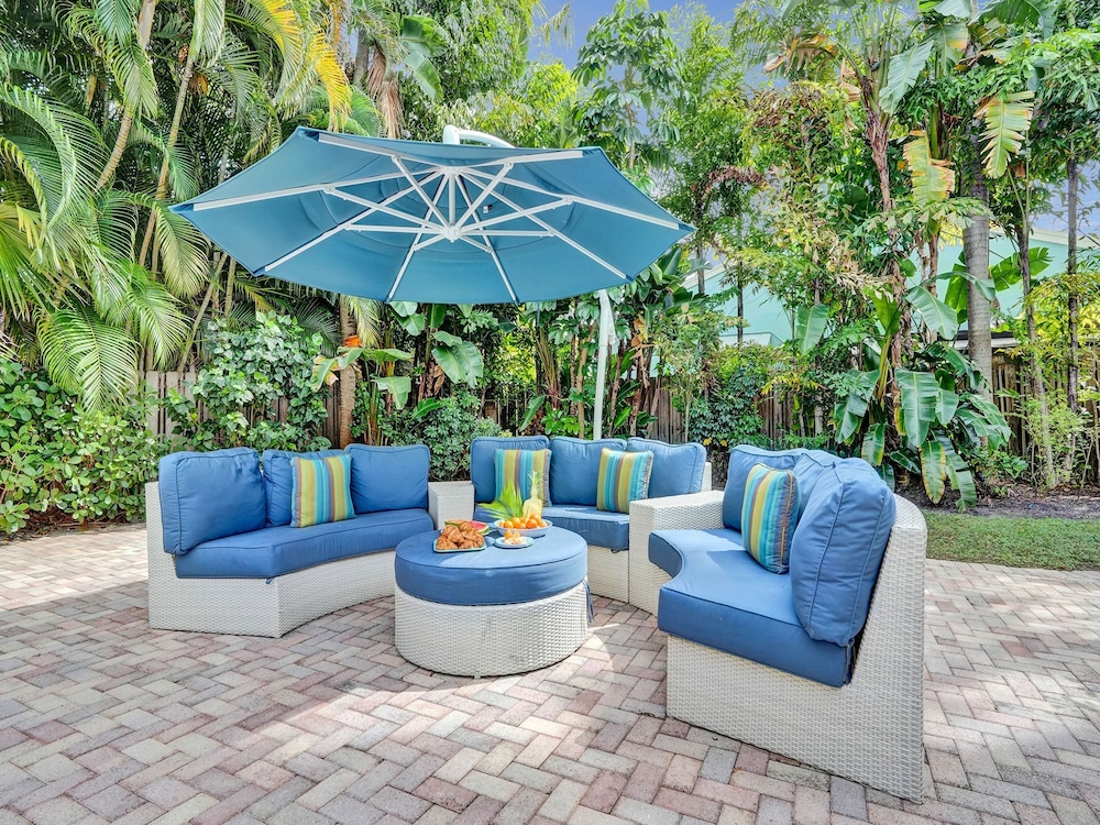 Vidal Manor 4BR Oasis w Pool Cabana- Wilton Dr