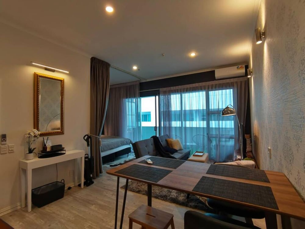 Viaduct Apartment With a Balcony - Image 4