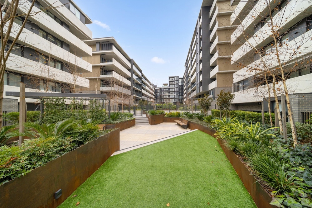 Sleek Inner-city 2-bed With Swimming Pool & BBQ