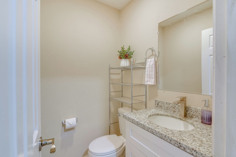 4 Mi to NRG Stadium: Quiet Home w/ Fenced Yard!