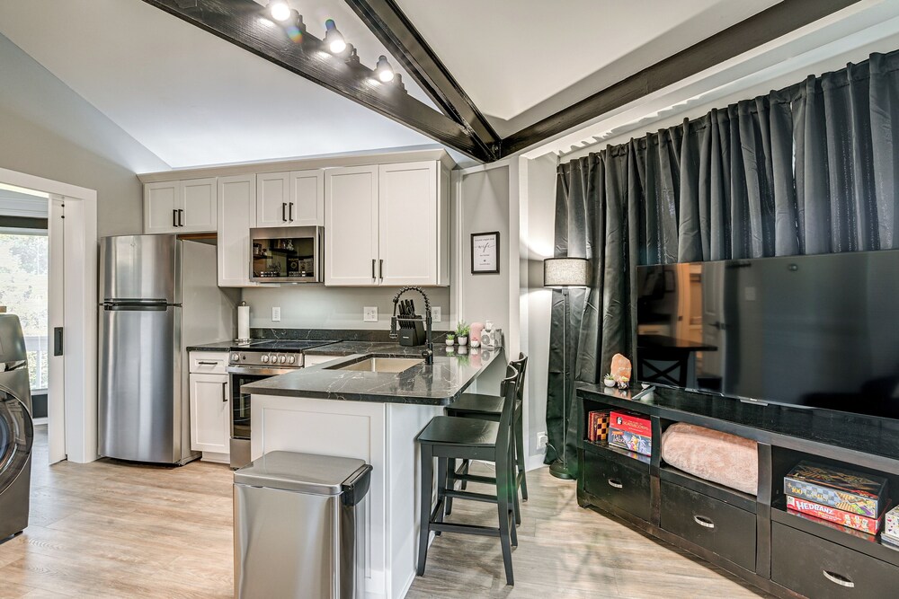 7 Mi to Ocean: Myrtle Beach Condo w/ Deck