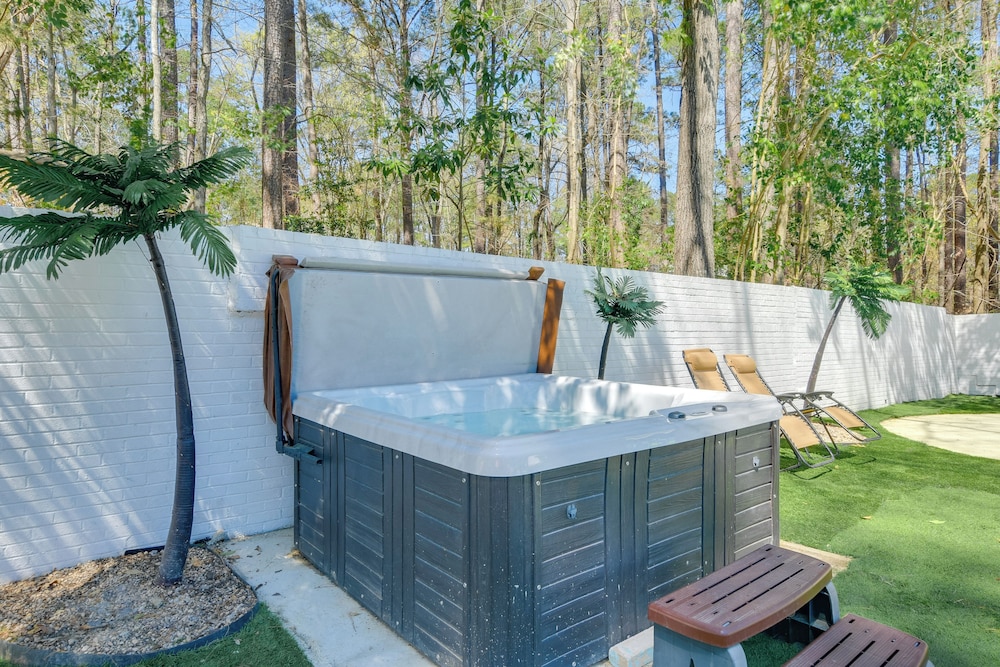 7 Mi to Dtwn Durham: Home w/ Hot Tub & Game Room!