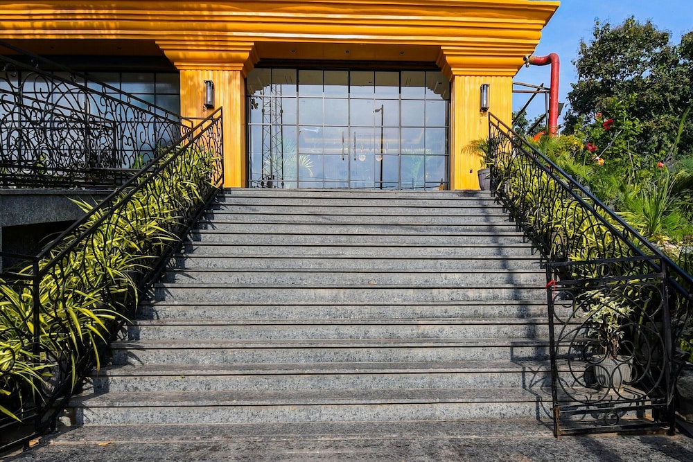 Deluxe Double Stays Near Paridh Crossing