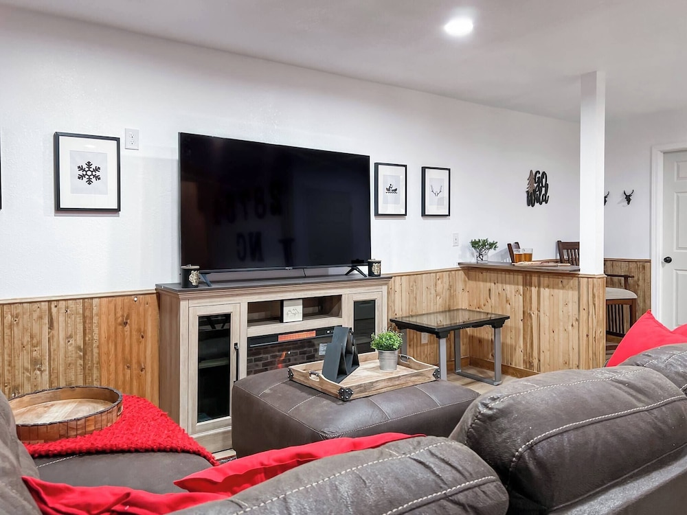 3 Kings 4 Bunks-sleeps 10-smart TV X6-parking out Front-full Kitchen-hot Tub