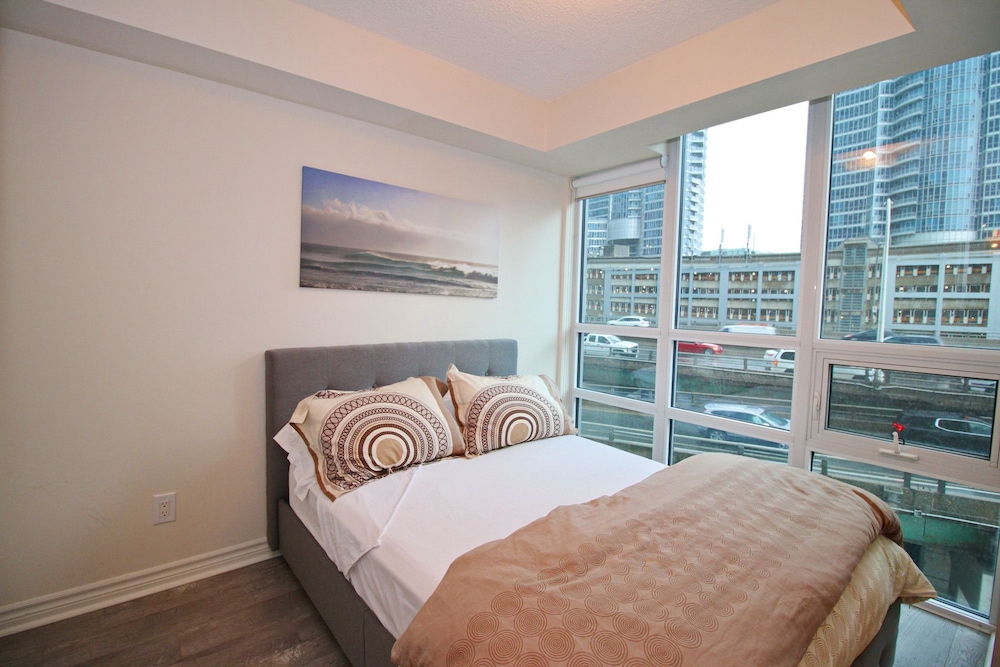 Executive 3BR next to Scotia Arena - Image 2