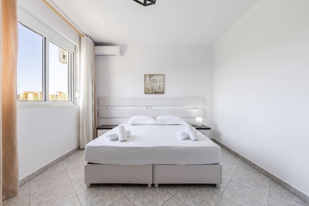 Modern Home With Wifi and Beach Access Golem