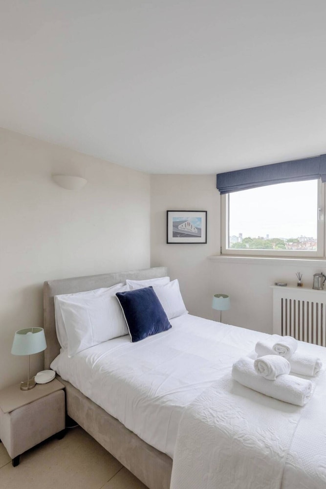 Scenic Riverside 2BD Flat - Chelsea
