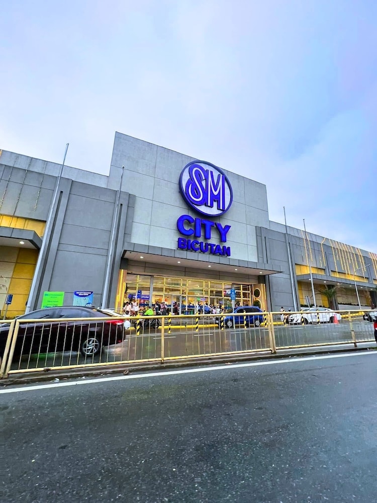 S&R Staycation Walk to SM Bicutan, With Karaoke,disney Plus, Netflix, Youtube