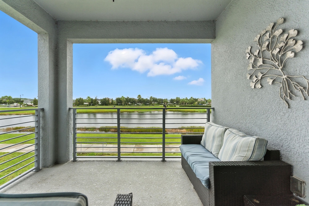 Beautiful Lakeview Retreat Near Disney