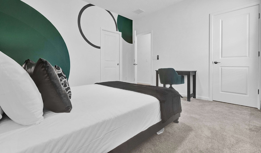 Upstay Epic 15br Mansion for Big Groups Near Parks