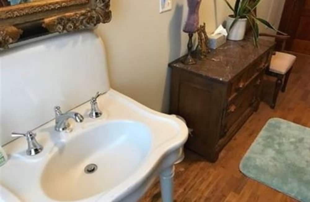 Vineyard Mansion & Carriage House Bed & Breakfast