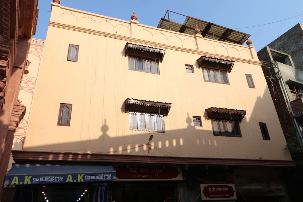 OYO 30100 Lucky Guest House view 2