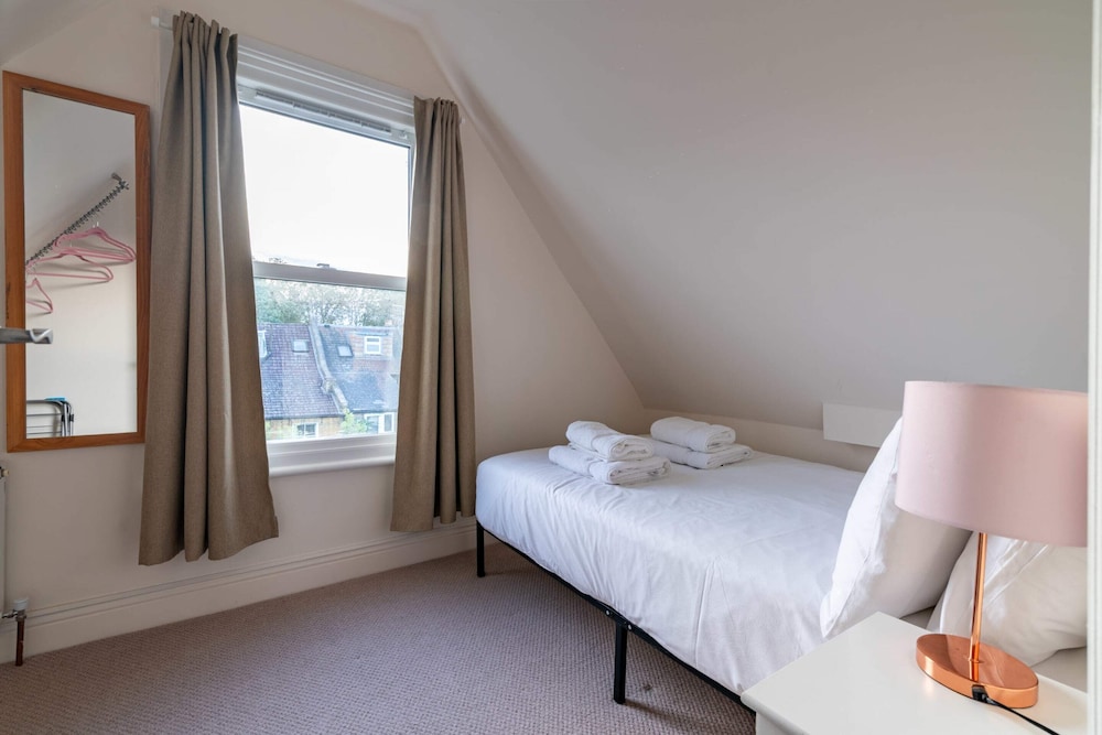Beautiful Two Bedroom Abode In Clapham view 2