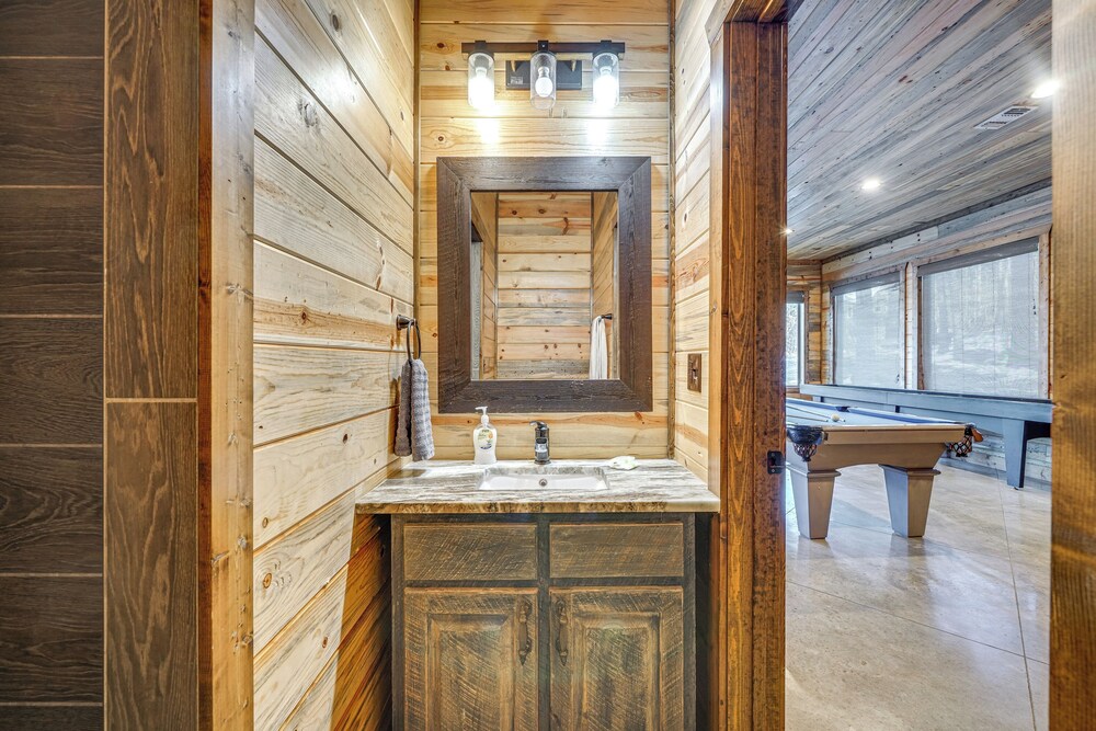 Hot Tub & Game Room: Spacious Cabin in Broken Bow!