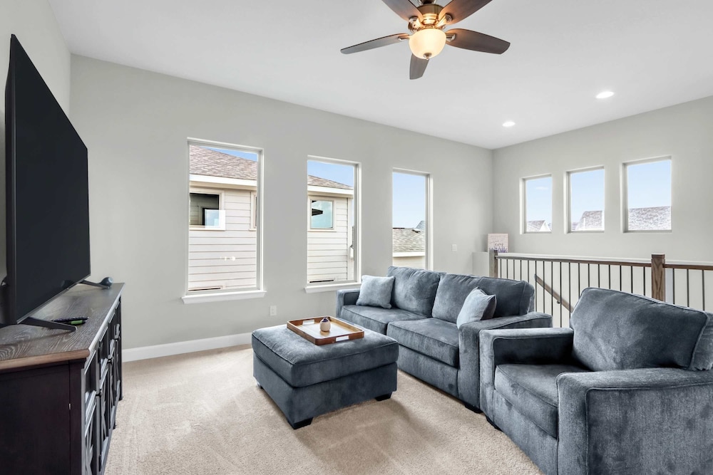 Dakota Cottage - Stay for 10