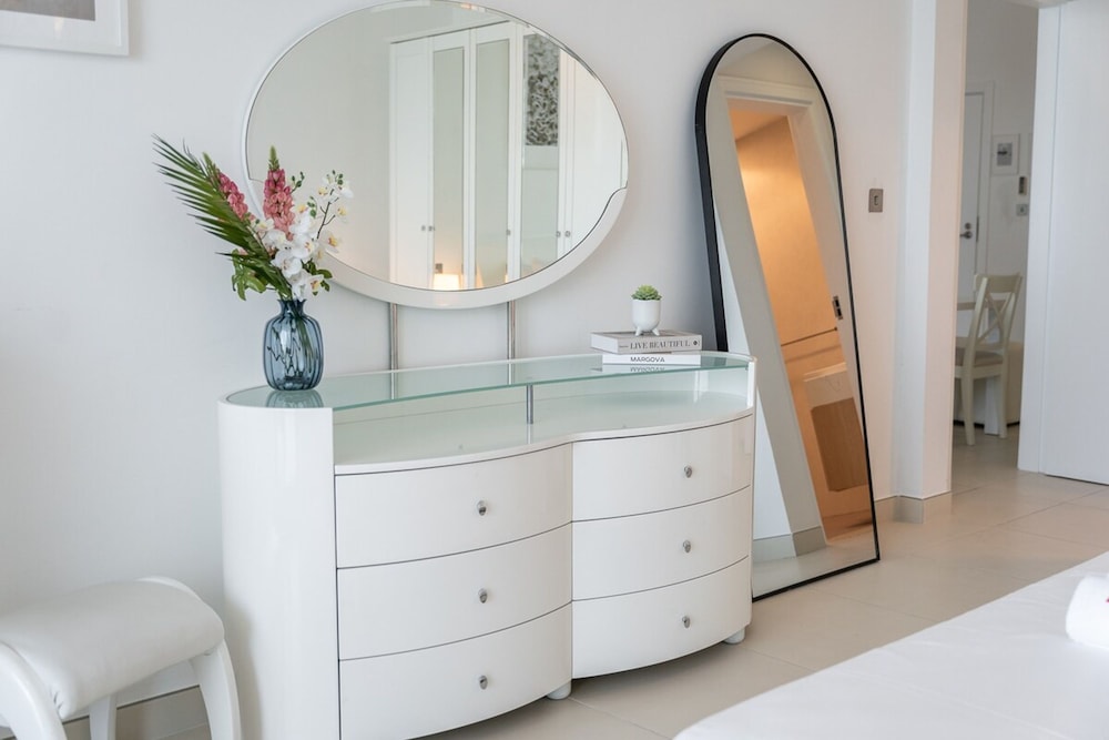 Peaceful and Airy 1-bedroom Apartment With the Palm Beach View