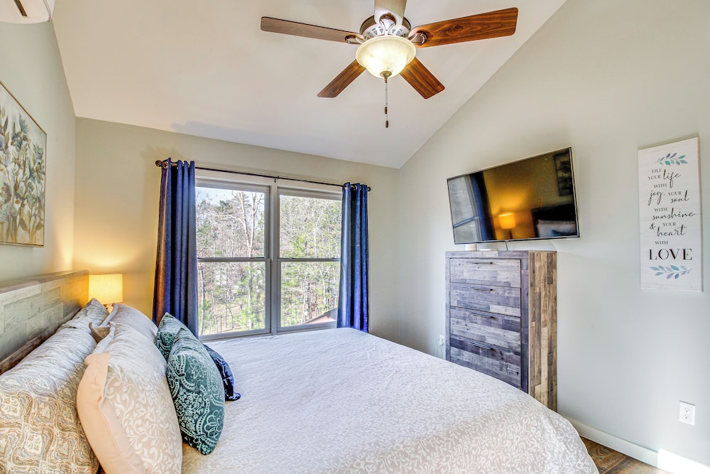 Hot Tub & Movie Room: Updated Cabin in Ellijay!