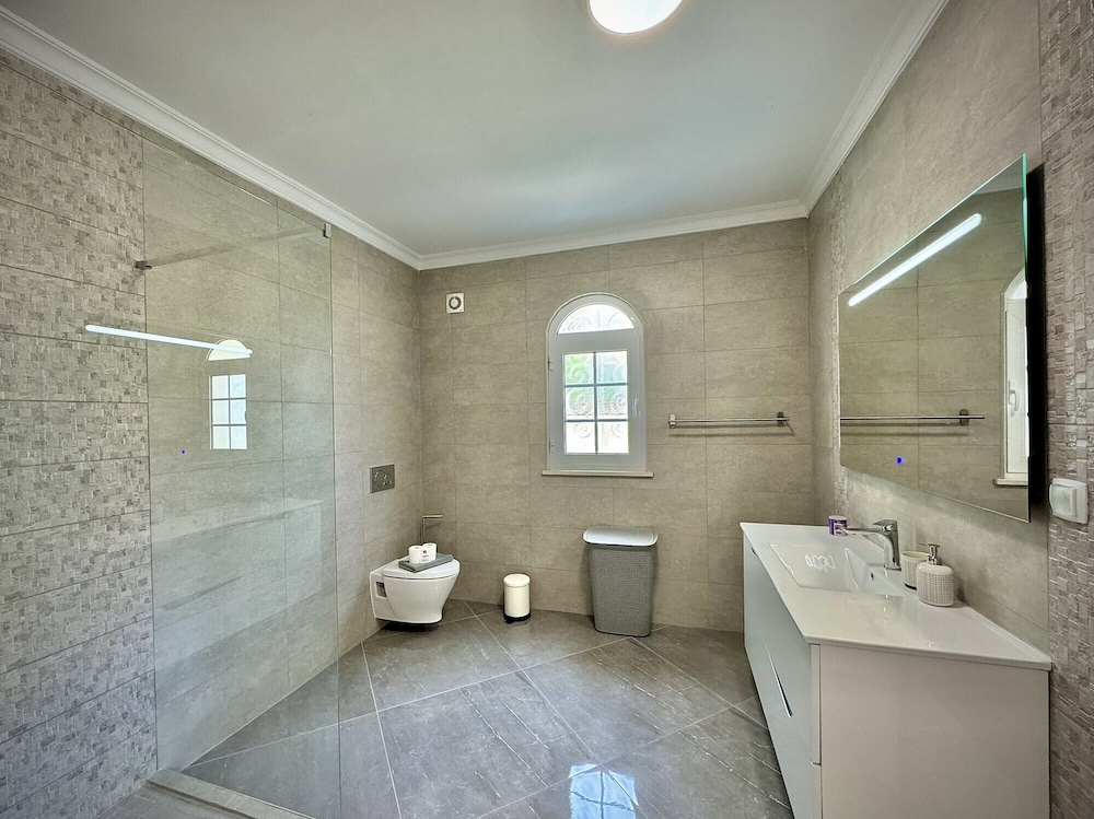 Quarteira Premium Villa by Homing