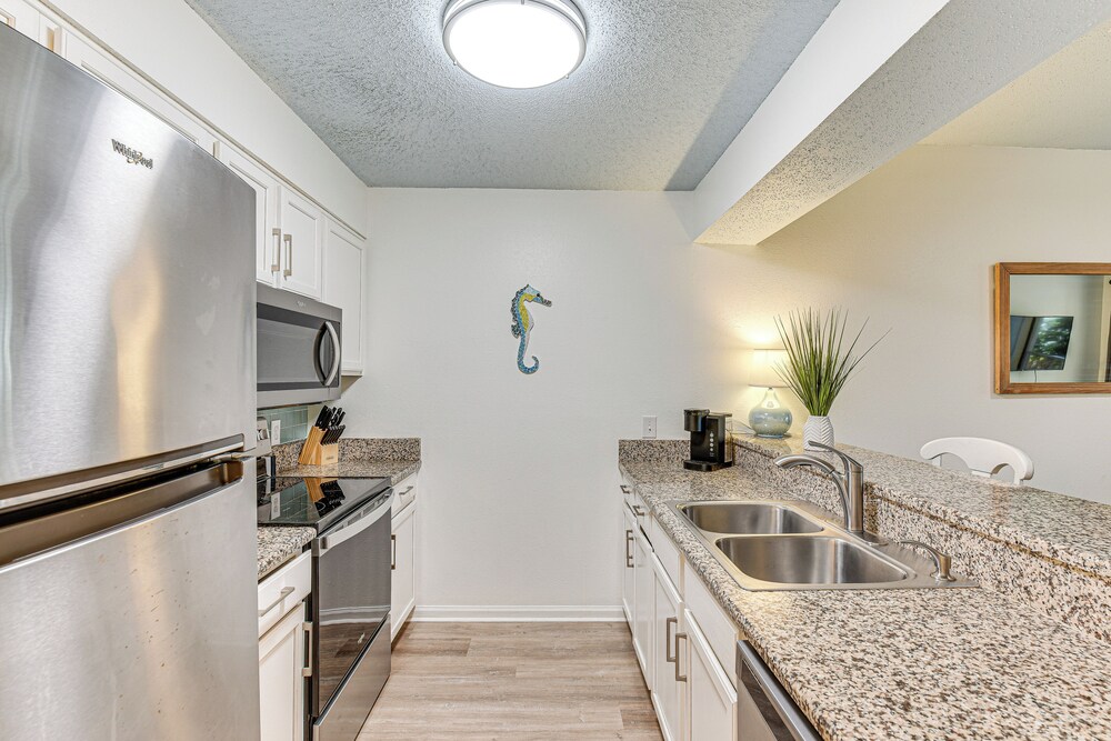Community Outdoor Pool: Miramar Beach Condo!