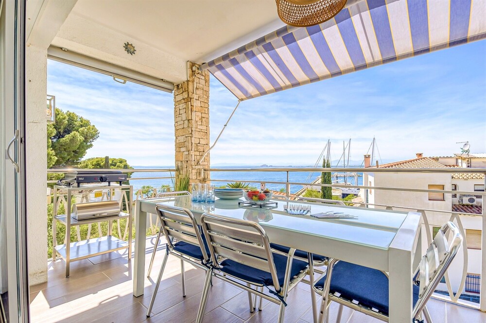 Apartment in Roses Near Platja Dels Palangrers