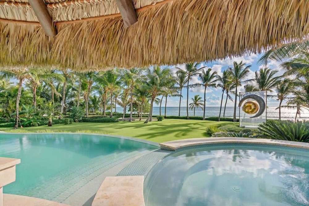Dazzling Beachfront Villa With Swim-up Bar