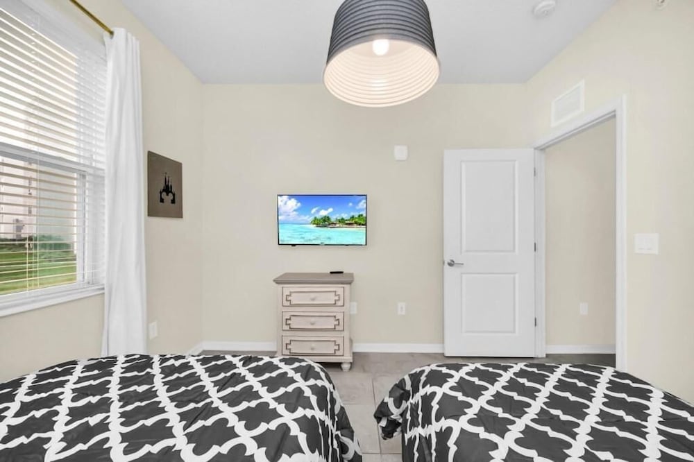 3131 PD - Luxury 3-bed Condo in Storey Lake Resort