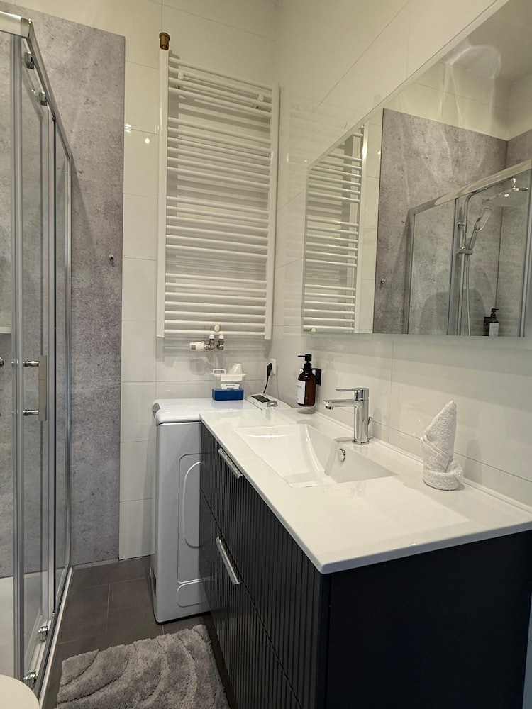 Stylish 1BR Apt Balcony AC City Center